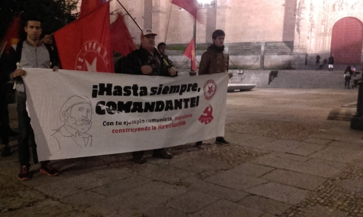 AntorchaRevista's tweet photo. Más fotos de la concentracion de hoy en memoria de Fidel Castro. #HastaSiempreComandante https://t.co/blI44CnP3o