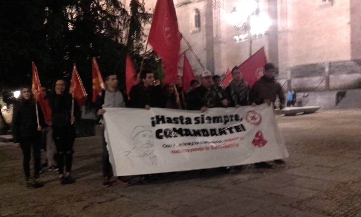 AntorchaRevista's tweet photo. Más fotos de la concentracion de hoy en memoria de Fidel Castro. #HastaSiempreComandante https://t.co/blI44CnP3o