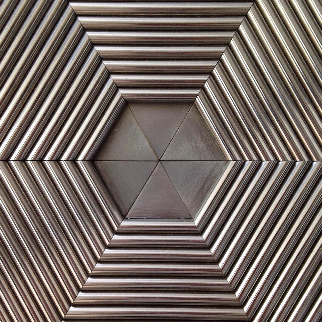 HaberdasheryLTD's tweet photo. superb symmetry! #haberdasheryltd #lightingdesign #ightart #lightingsculpture #habfrequency https://t.co/HcQW0CY8Vt https://t.co/ZhpMW6j4Jp