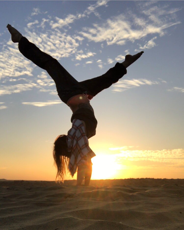 amyrichvet's tweet photo. Handstands at sunrise in the #thardesert 🌅🙏🏼🇮🇳 #India #Jaisalmer #desertsafari #yoga https://t.co/lTN3T7ScKG