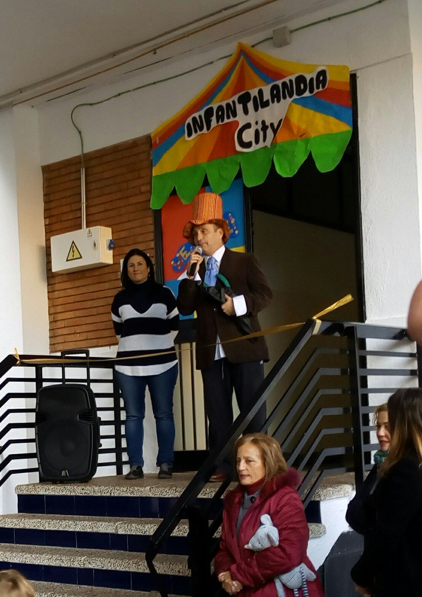 El alcalde D. Leopoldo inaugura Infantilandia City y entrega las llaves a las seños de infantil.