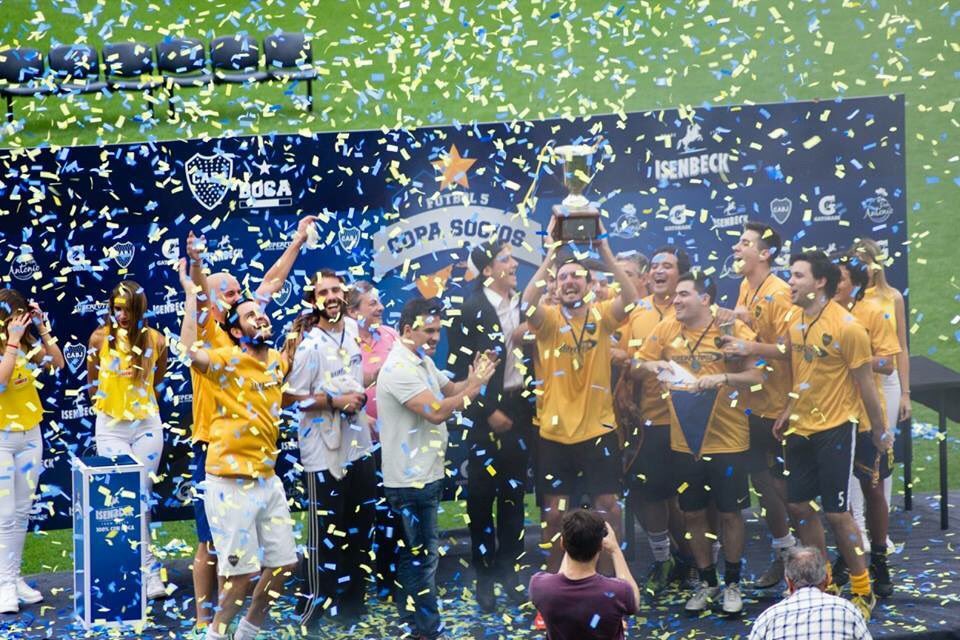 En el día de ayer, algunos jugadores de #SuipaFC gritaron CAMPEON en la mismísima Bombonera, quedándose con el torneo de socios. #cracks 🏆