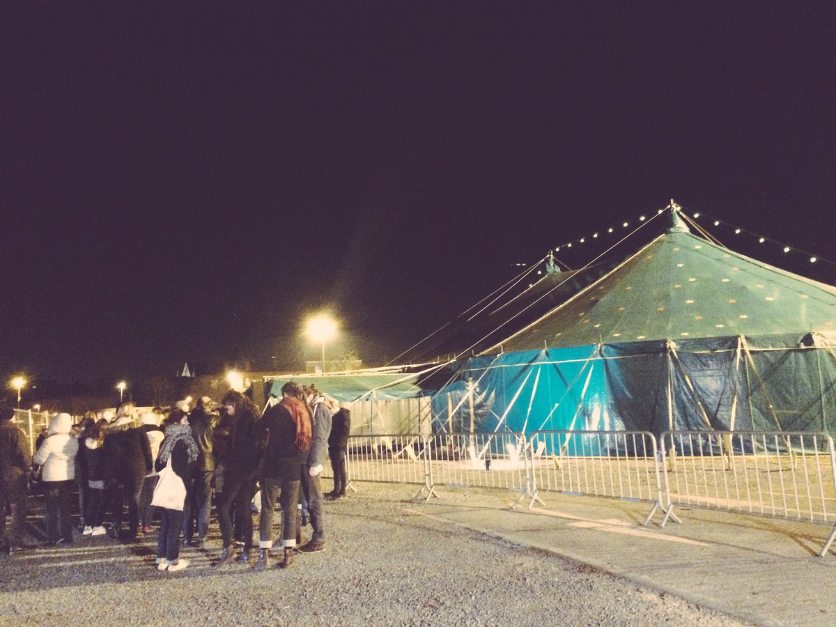 TANDEM_Sn's tweet photo. Le public se presse au chapiteau de la Place du Barlet #Douai pour découvrir "Secret" de Johann Le Guillerm #Multipistes https://t.co/enV21b4qkn