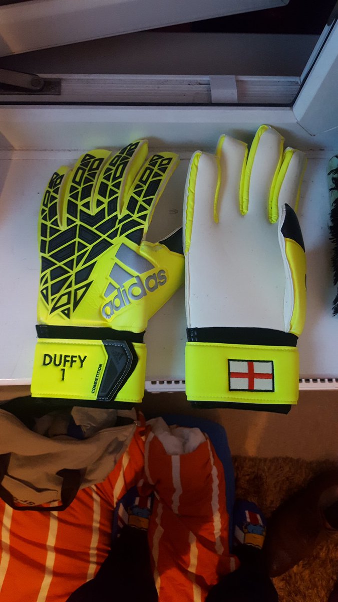 MikeDuffy_31's tweet photo. New gloves have arrived! #GKUnion #ELRFC ⚽ https://t.co/kroSUzNuIv