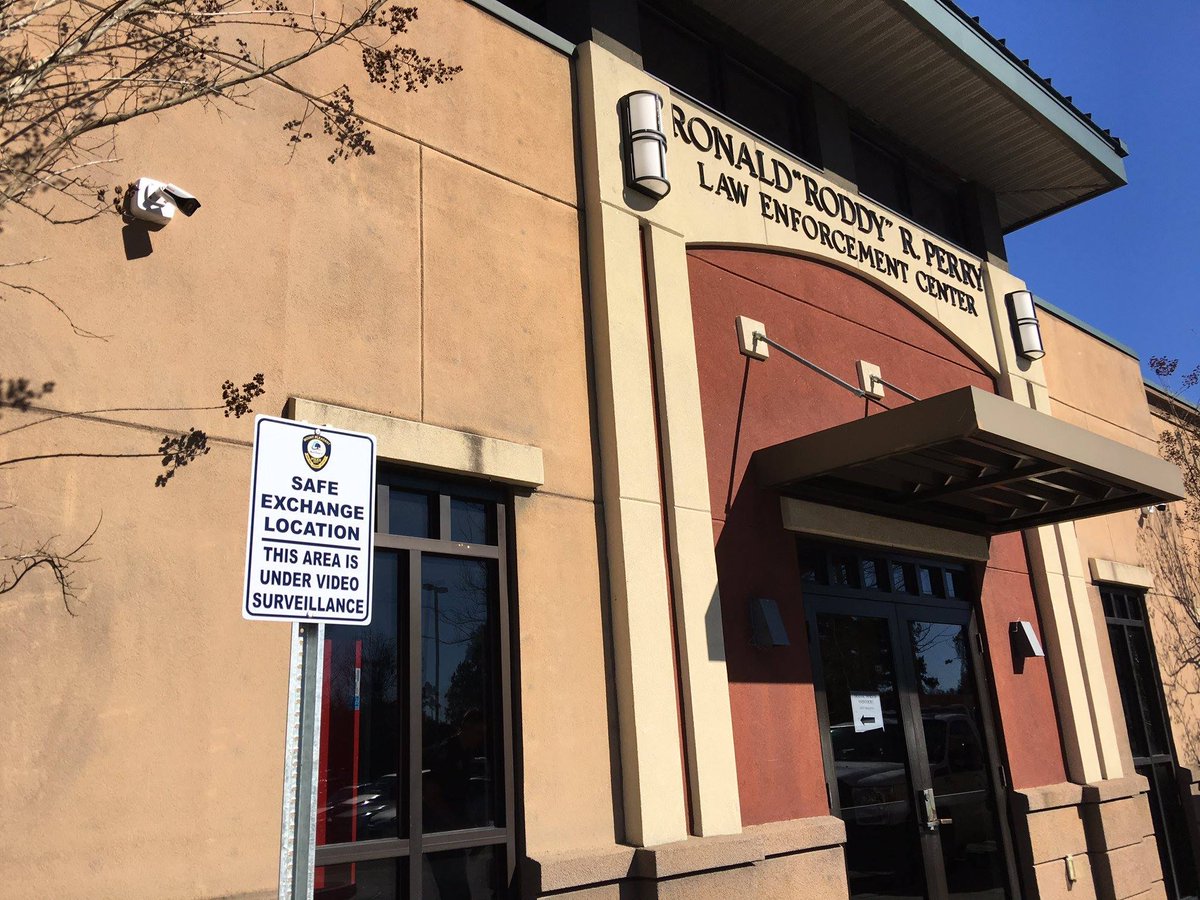 MountPleasantPD's tweet image. Conducting an online purchase through Craigslist or OfferUp? Our Safe Exchange Location is equiped with video &amp;amp; is in front of our HQ. ^cg
