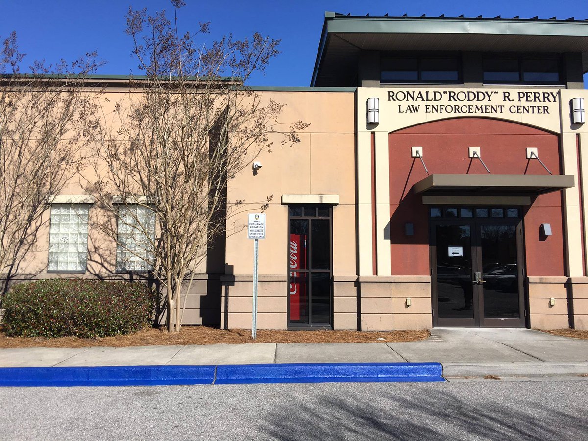 MountPleasantPD's tweet image. Conducting an online purchase through Craigslist or OfferUp? Our Safe Exchange Location is equiped with video &amp;amp; is in front of our HQ. ^cg