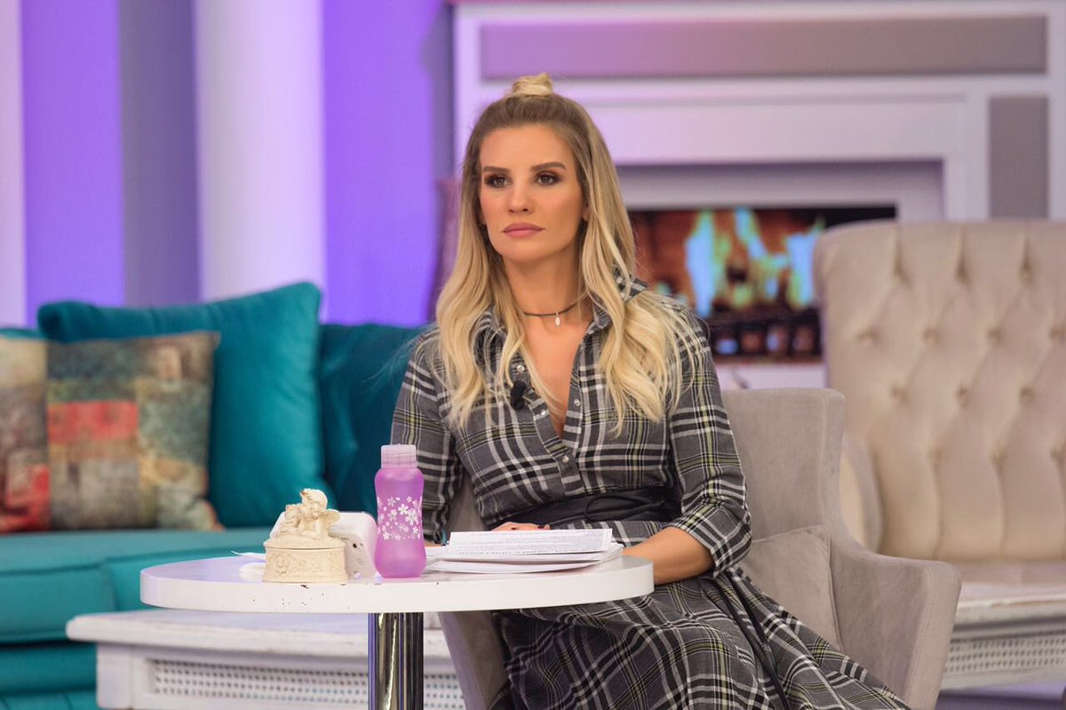 29.11.2016 <a href="/ErolEsra/">Esra Erol</a> 
Ayakkabı👠 <a href="/232shoe/">232shoe</a> 
Elbise👗 <a href="/glambils/">glambils</a> 
Kemer <a href="/hilal/">hill jun</a>.akinofficial  
Yüzük @_urbanqueen_ 
Styling: <a href="/dicleturgal/">Dicle Turgal</a>