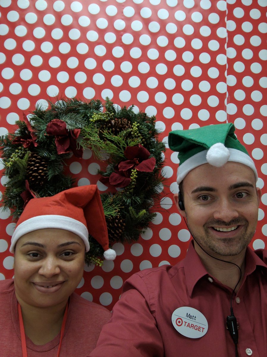 Holiday selfie wall in action!  #worksomewhereyoulove. <a href="/SBustos18/">Sean Bustos</a> <a href="/Emily1Mc/">Emily McConnell</a>  @Isela8888