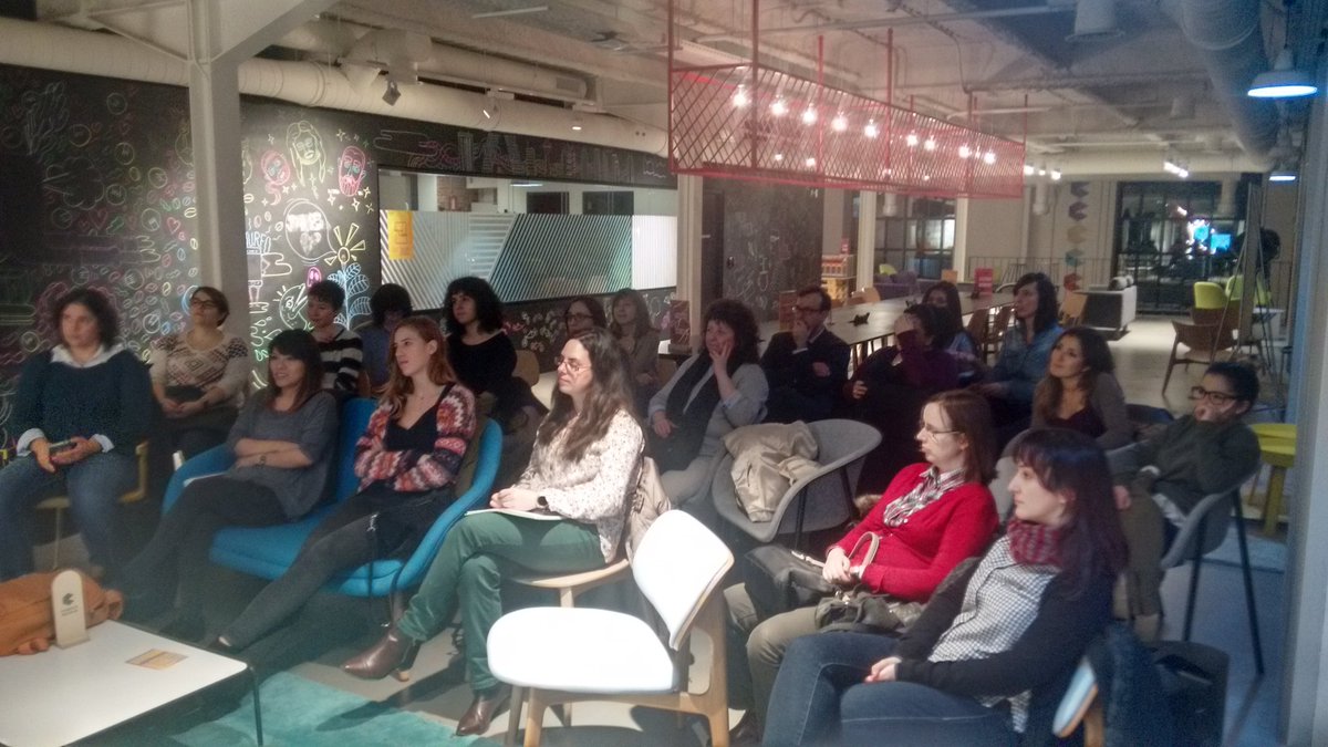 sailormerqury's tweet photo. Hoy tengo un público privilegiado para hablar de IA y Robótica 😁😁😁 #LadiesthatUX25 @LadiesthatUX_MA https://t.co/IKXoh7JFEq