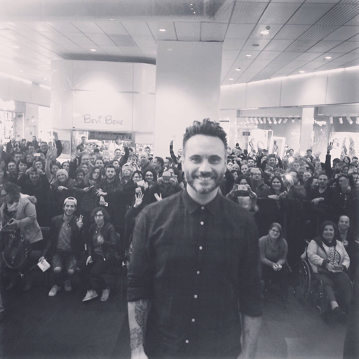NekOfficial's tweet photo. Sempre #Unici!!! Grazie Catania... #NekInStoreTour https://t.co/qAlzS2wHQo