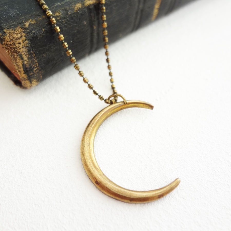 RandomVintage's tweet photo. This lovely Vintage Brass Crescent Moon Necklace has been flying out today! https://t.co/lqEVDffgh7 #jewelleryuk #moon #terrifictuesday https://t.co/D2vcoau6Ln