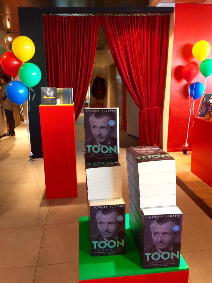 De Toon Biografie is herdrukt! Dit boek beschrijft Toon's complete leven... facebook.com/toonwinkel/pho… 
<a href="/desandwichman/">jacques klöters</a> #ToonHermans #Toon100