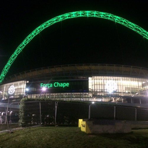 EPLBible's tweet photo. Wembley in tribute to Chapecoense tonight. https://t.co/YWAJe7m9n8