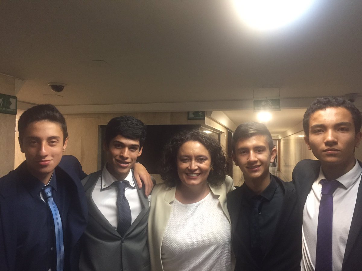 AngelicaLozanoC's tweet photo. Daniel, Alejandro, Juan Felipe y Juan Camilo madrugaron para llegar, se pusieron la pinta y vinieron a los debates de #Metro y Paz ❤️👏 https://t.co/Zb1huhyYDR