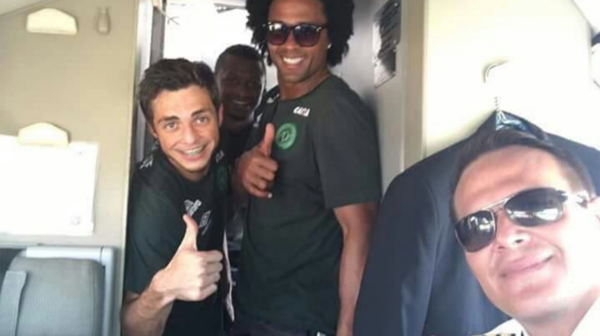 J100Jessi's tweet photo. El buen humor que tenían los jugadores que estaban por disputar el partido decisivo del torneo continental ante Atlético Nacional https://t.co/ev4IpKWWhU
