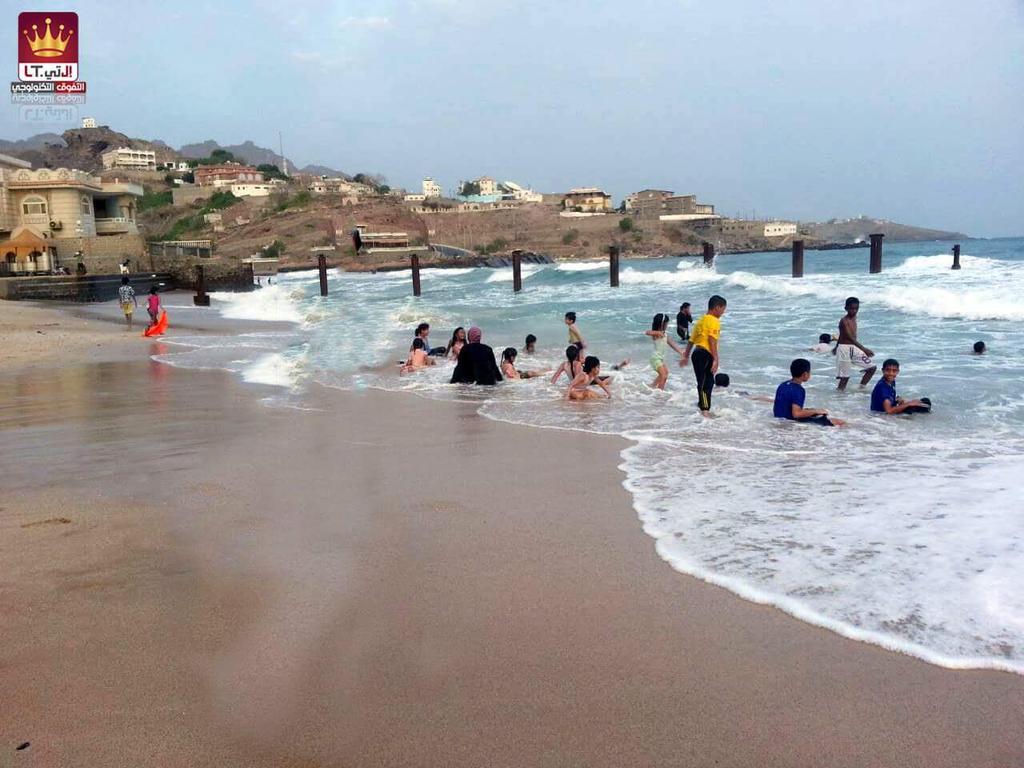 عدن
تعد سواحل مدينة عدن أحدأجمل السواحل بالمنطقة لما تتميز به من مناظرطبيعية خلابةوجمال يجذب السياح من اليمن وخارجه