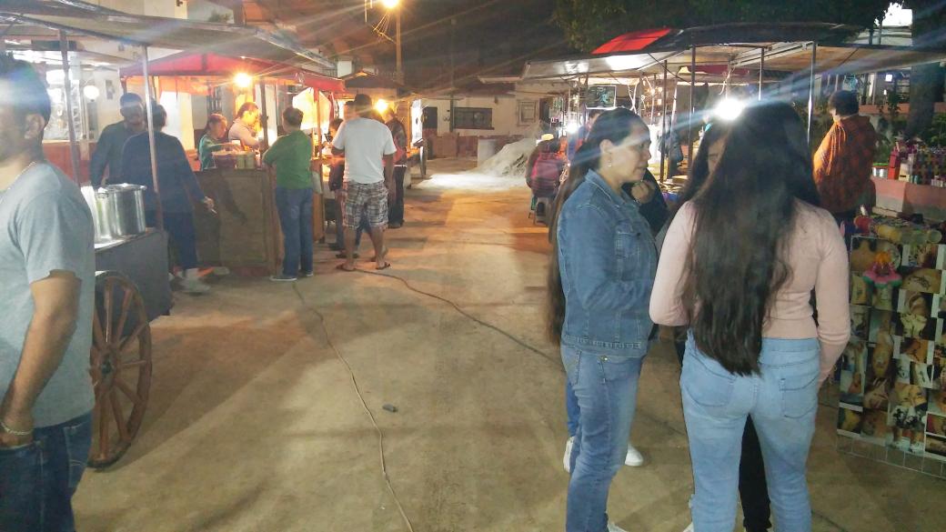 Amigo_Jeremiah's tweet photo. Tonatico (Tonatiuh-co "lugar del sol"), Edomex. Comercio tradicional en el centro municipal. #PintateTurquesa https://t.co/F2lLmy9d9F
