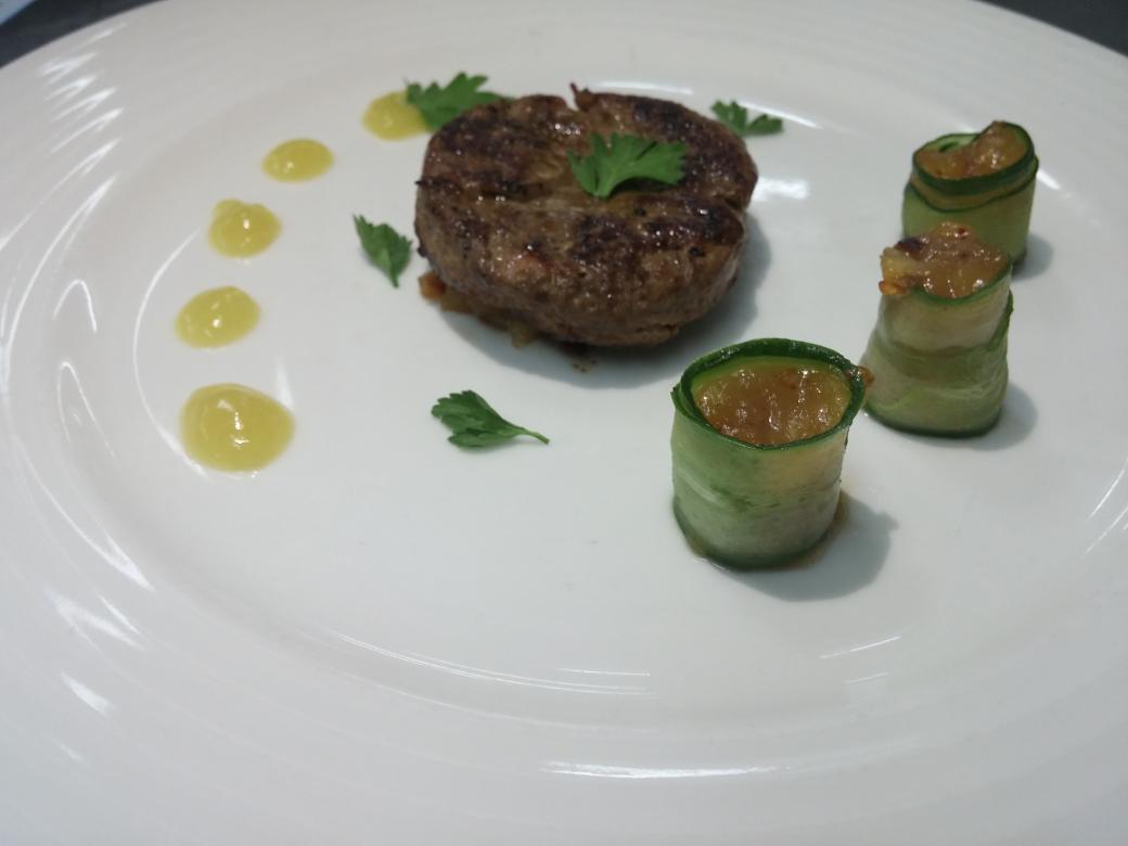 DIYCUISINEE's tweet photo. Pan Seared undercut with cucumber rolled spicy apple chutney and &amp; Dijon brouth. 🤔 https://t.co/mWeguaxMtt