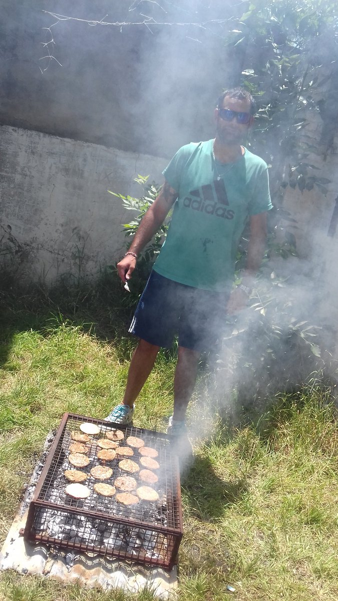 LaPerversaIAS's tweet photo. Gonza se puso la 10 una vez en su vida #HoyHayFalsoAsado https://t.co/P6qRmNrBFa