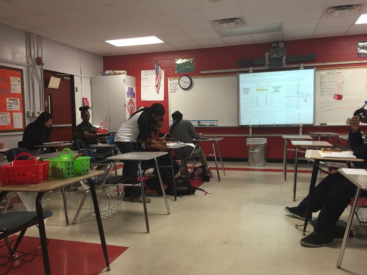 hisd_newteach's tweet photo. Great teaching happening every second in this classroom with Mrs. Benjamin! #ChangeYourWords #KEYTeachers #MathMatters @FlemingMS https://t.co/R8IgoMfL21