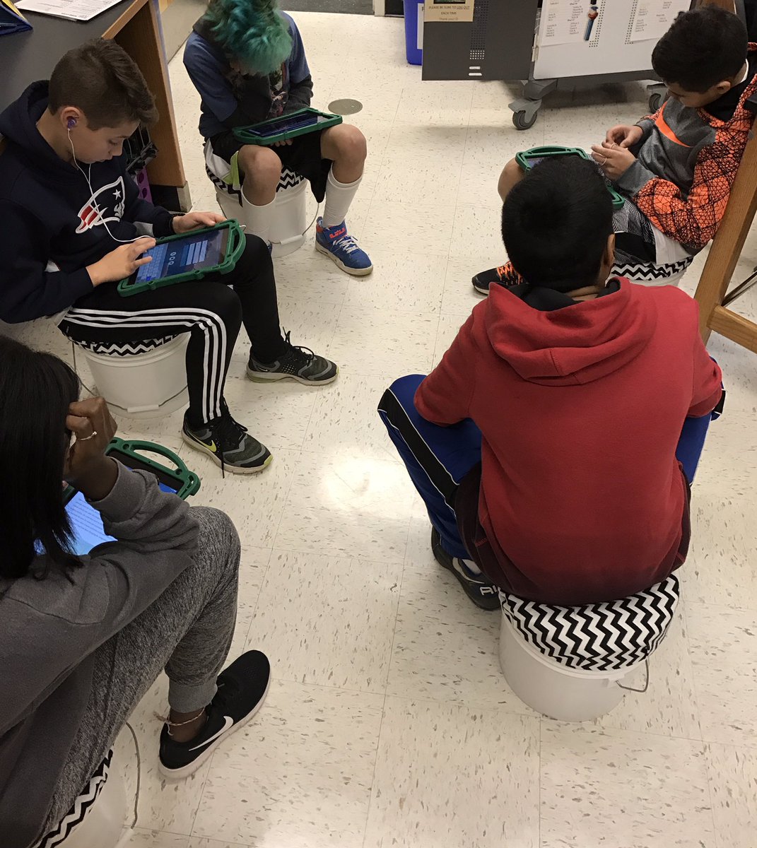 erinmpinero's tweet photo. #personalizedlearning + #seatingchoice = 😁@RBMS_Official #lcps17 https://t.co/2G84XNi23e