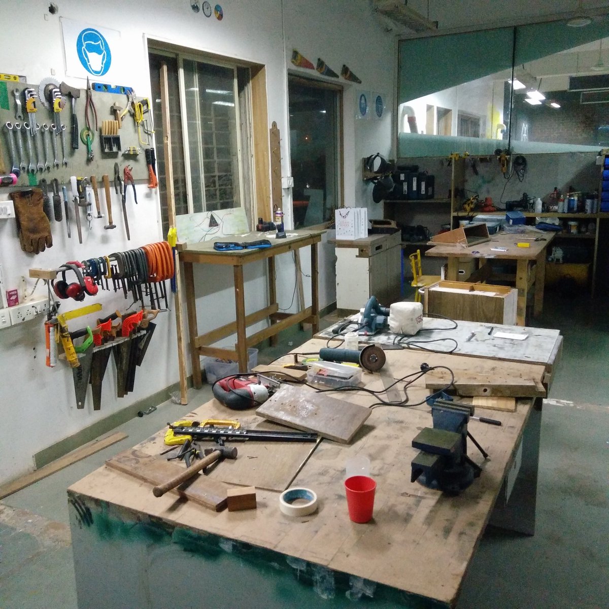 thomasmeghe's tweet photo. Great @makersasylum tools and power tools workshop. Cc, @LabFabfr https://t.co/i6fgTe7muP