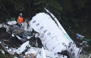Oregonian's tweet photo. Brazilian soccer team's plane crashes in Colombia; 75 dead, 6 reported alive https://t.co/vGoKS3BYxx https://t.co/0MYyjkbNBj