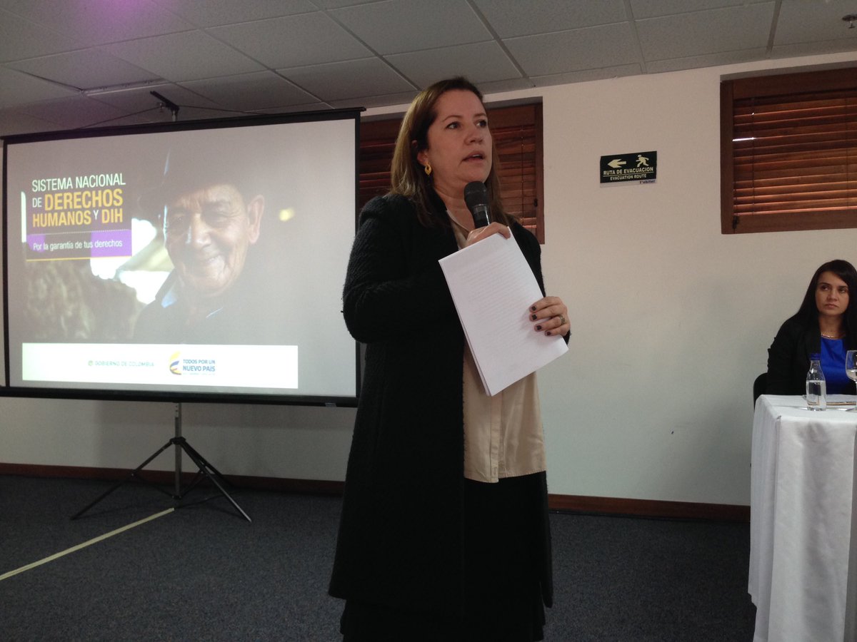 ConsejeriaDDHH's tweet photo. .@PaulaGaviriaB explica a representantes territoriales, los retos y acciones estratégicas para articular acciones desde el #SistemaDDHH 🇨🇴🕊 https://t.co/jov9xgQThE