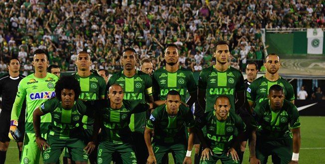 UOL's tweet photo. Internautas iniciam campanha para que fotos de mortos no acidente não sejam compartilhadas https://t.co/L7U7DtOkZr #ForçaChape https://t.co/GF8IyrL6Zc