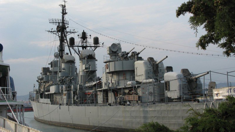 品場諸友 古い駆逐艦とかで 波に叩かれた外板が 痩せ馬 になって バイタルパートがくっきり出てるのがなんか好きなんだよね 古強者って感じで え プラモでやれって 無理w