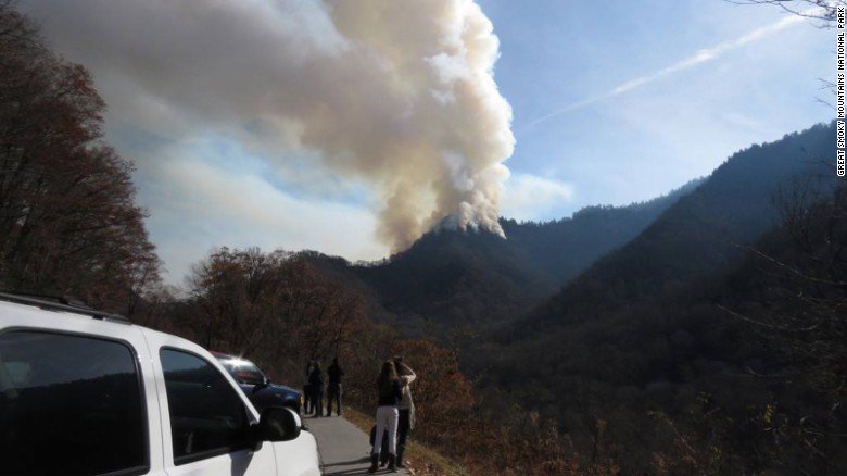 PerspectZ's tweet photo. What a difference a few hours make.  Stay safe #Gatlinburg! #Gatlinburgfires #wildfire https://t.co/hOQZlRJ0Ma