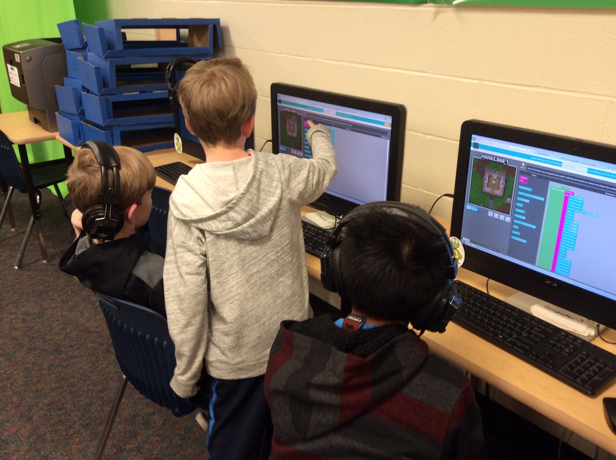 StilwellMustang's tweet photo. Coding is a great way for students to collaborate and problem solve. #hourofcode #computerscience #mustangscode https://t.co/DfE5x6SzRv