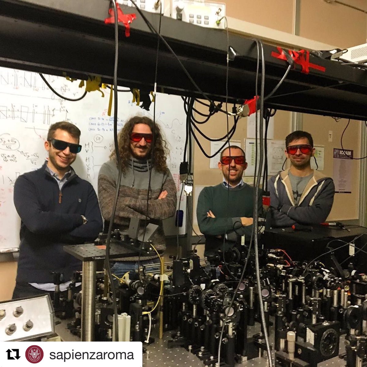 SapienzaRoma's tweet photo. Tutti pazzi per il #BigBellTest Partecipa anche tu all'esperimento collettivo di #fisica #quantistica! (mer 30 nov.) https://t.co/E4OrU6rw2w https://t.co/k9Y53dhxhd