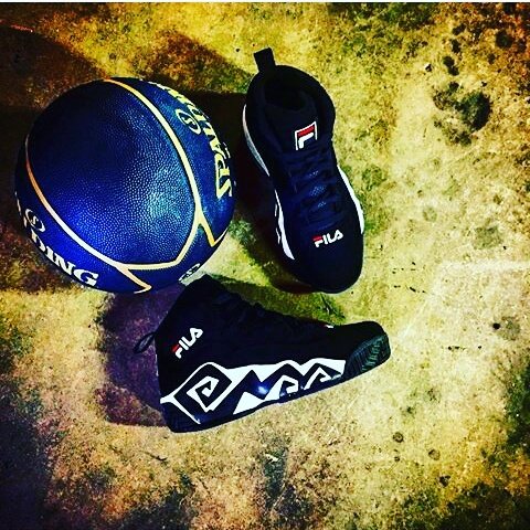 ShineBourgeois's tweet photo. Bringing back the 90's 🔥👟 https://t.co/0fEwklYsrT