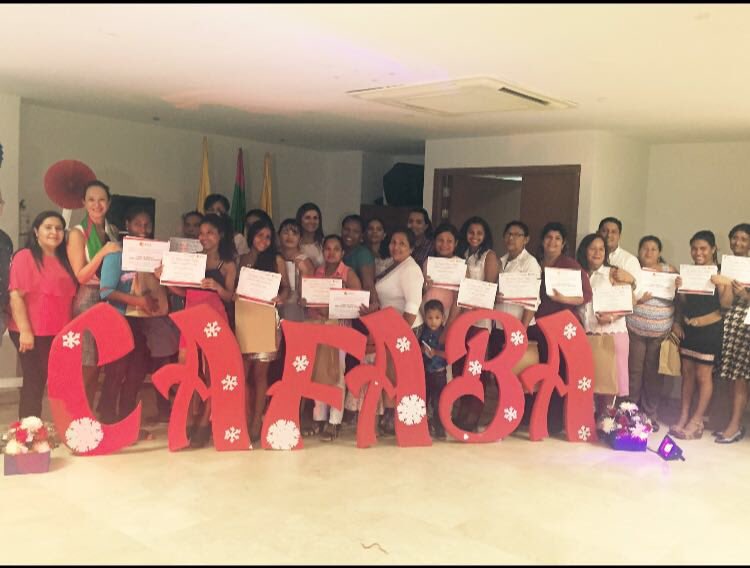ServiciodEmpleo's tweet photo. Dir @ClaudiaXimenaC con el grupo de mujeres de #Barrancabermeja que recibieron su certificación en hotelería y turismo y su primera pinta. https://t.co/56x5DPzKYN