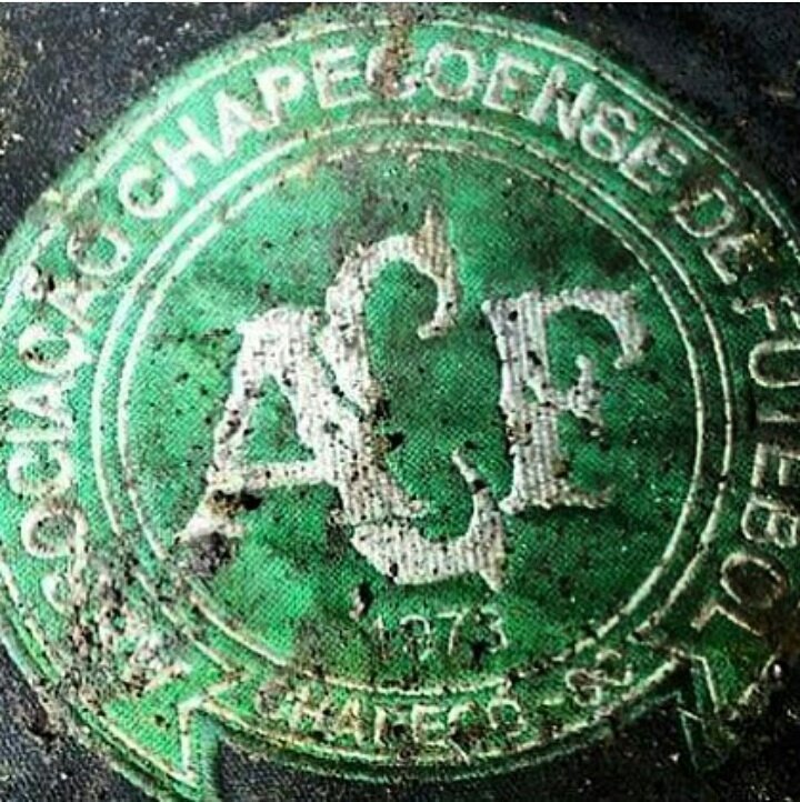 fabiyrene's tweet photo. Por qué tanta gente buena puede morir así y tanta #basurahumana q dura tantos año d luto el #futbol #brasil #chapecoense #QEMP #Fuerzachape https://t.co/cwzRdeEnhn