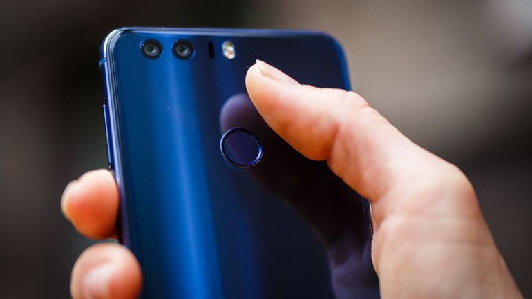 neftalivazquez's tweet photo. Quiero el #Honor8MX es lujoso con 2 cámaras de 12 MP. para color y blanco y negro, reconocimiento de huella digital. https://t.co/BBaBMToumJ https://t.co/UgVC3RObUQ