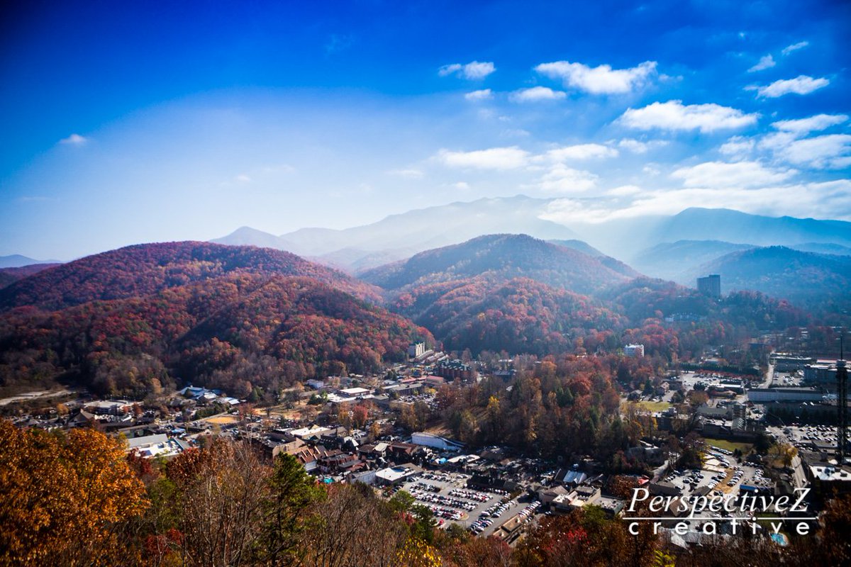 PerspectZ's tweet photo. The last clear (untouched-by-#wildfire) view of #Gatlinburg you'll see for a while (taken 11/26/16). #GatlinburgFire https://t.co/BsIIvdFFCk https://t.co/DvNq5CPNkT