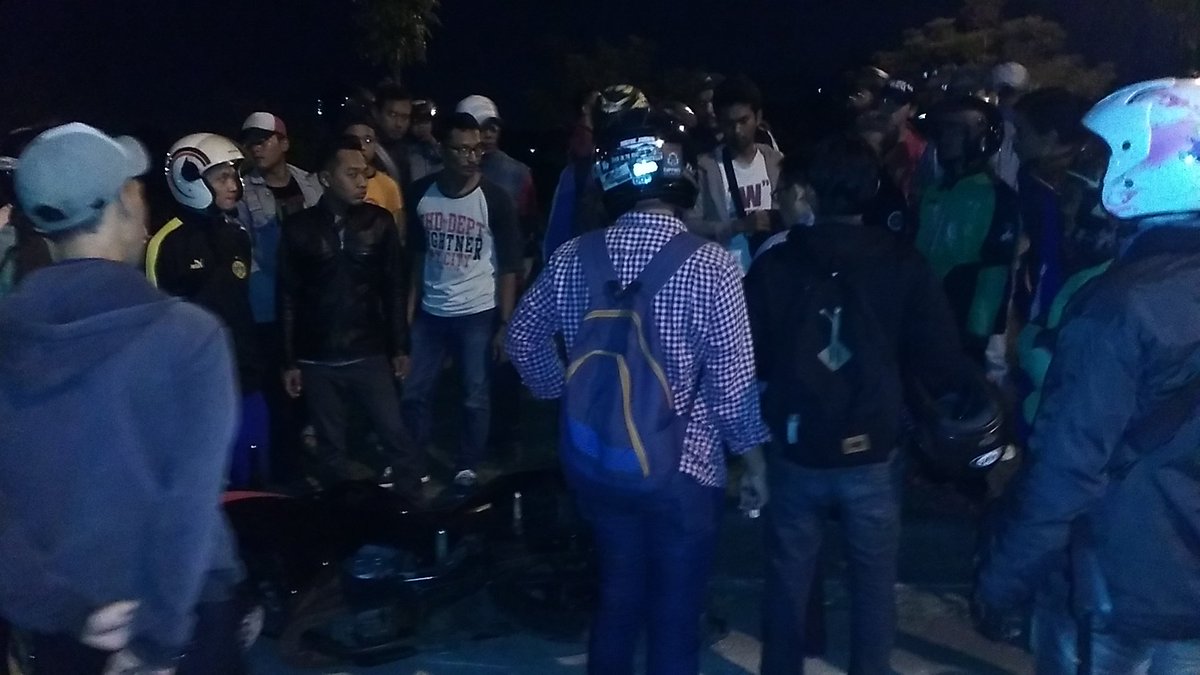 TMCPoldaMetro's tweet photo. 23.05 Kecelakaan terjadi di sektor 7 Bintaro (sekitar mcd ) Tangsel 
@irfan3080
https://t.co/AA6K8kgX1d