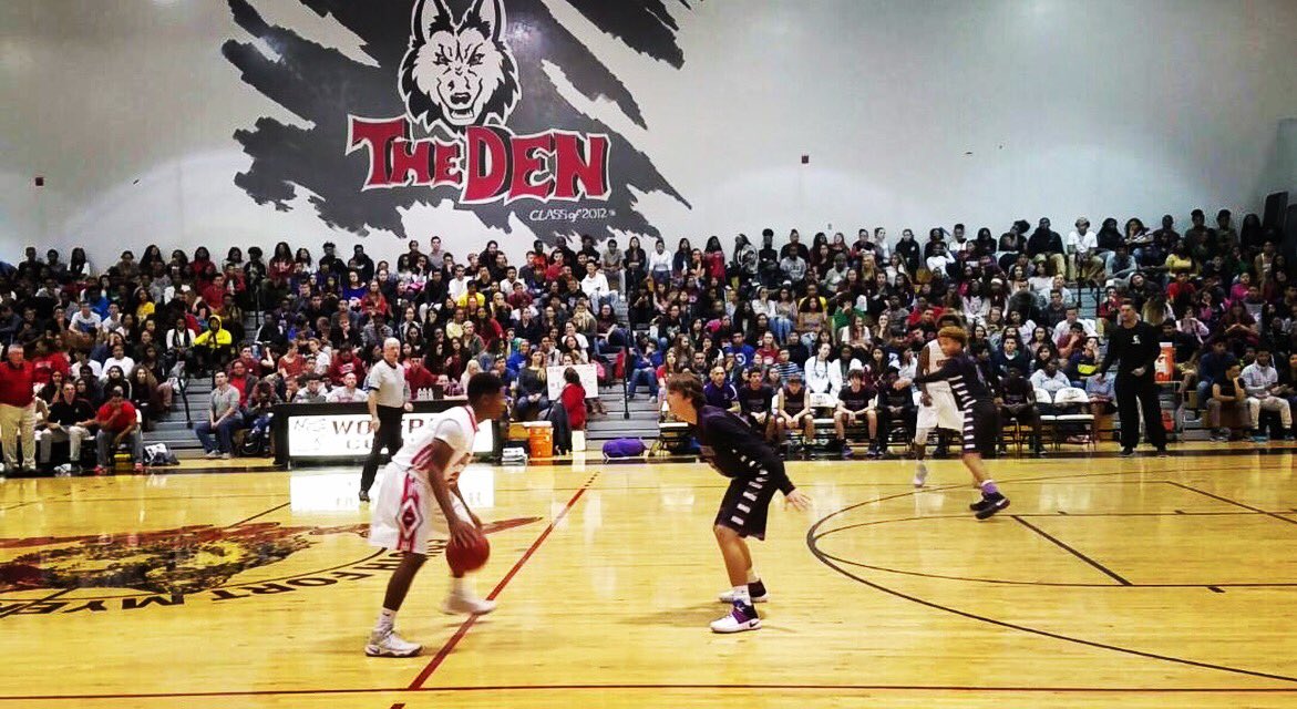 CLHS_Hoops's tweet photo. The Panthers took down @SouthFMHS in front of their whole school 50-47 to improve to 2-0! #WolfTasteGood https://t.co/oHOGGPud66