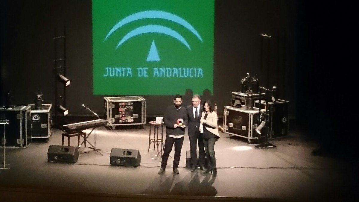 OXIKstudio's tweet photo. Orgullo de equipo por recibir el premio #HuelvaJoven en comunicación :) ¡Por fin un premio en nuestra tierra! #Huelva #NoDejesDeSoñar https://t.co/6BJqkKelV1
