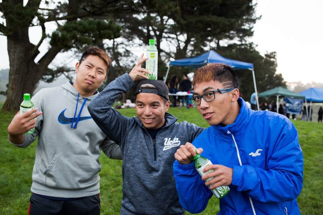 ALOdrink's tweet photo. Check out our friends at @ucladboat having some fun with our #FlavorOfTheWeek at College Cup 2016! #ALORefreshLight #FuelGood #GoBruins https://t.co/JvxAy0YtXm