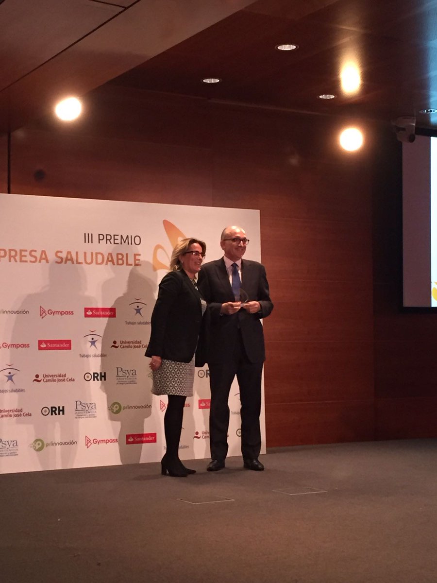 Estrellas_Siete's tweet photo. Concha Canoyra, directora de #IESEK, entrega galardón a Mejor Gestión de Riesgos Psicosociales al ALCBDS_Ayto en P… https://t.co/J2sZDOKaMN