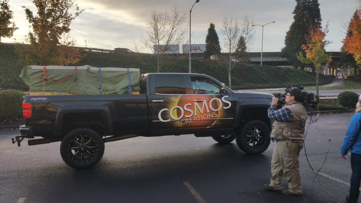 KathieDougherty's tweet photo. Thank you @CosmosCreations for the HUGE donation to #foodforlanecounty #GivingTuesday #Liveonkval #takeabiteoutofhunger https://t.co/81DZ9l44Cc