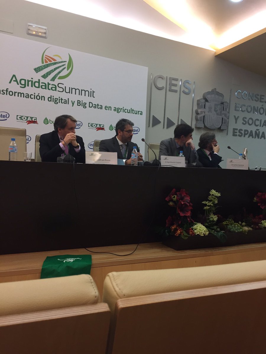 Continuamos en #AgridataSummit con la mesa redonda de tecnológicas. @bynse @La_COAG