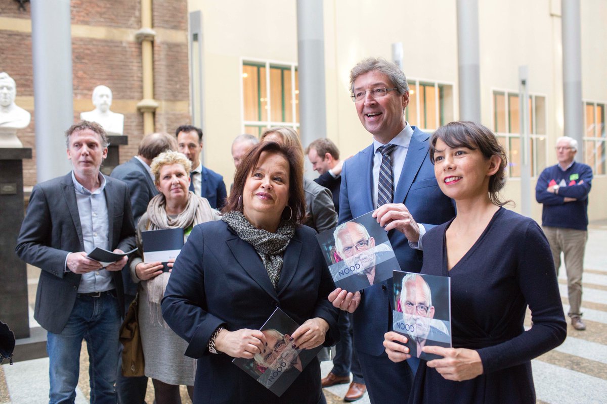 longalliantie's tweet photo. Overhandiging #petitie "Ademnood - Longziekten als gevolg van werk" aan de Tweede Kamer @2eKamertweets in bijzijn van patiënten. https://t.co/1mLe2g6F1V