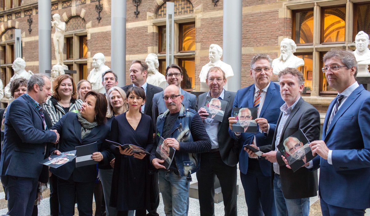 Overhandiging #petitie "Ademnood - Longziekten als gevolg van werk" aan de Tweede Kamer <a href="/2eKamertweets/">Tweede Kamer</a> in bijzijn van patiënten.