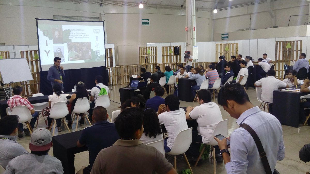 iyemyucatan's tweet photo. Óscar Díaz Carrillo inicia en el #NETWORKING hablando del prototipado ágil #BIMYucatan https://t.co/QuwMMQKiZT