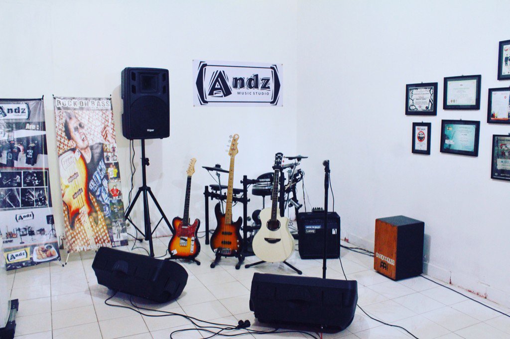 Yang butuh 1 set alat band akustik &amp; soundsystem untuk acara gathering, launching dll bisa hub. <a href="/RockOn_Bass/">Andz Production</a>