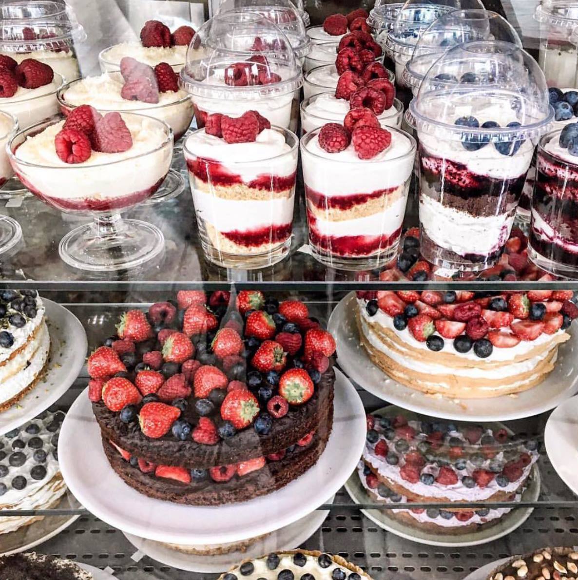 Julianna_glass's tweet photo. Berries and chocolate with #coffee make my stomach melt.... #TuesdayMotivation https://t.co/RjnmKxogQz